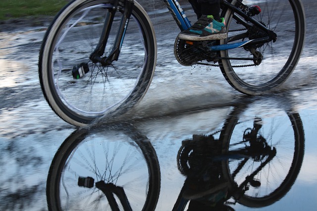 雨の中を走る自転車