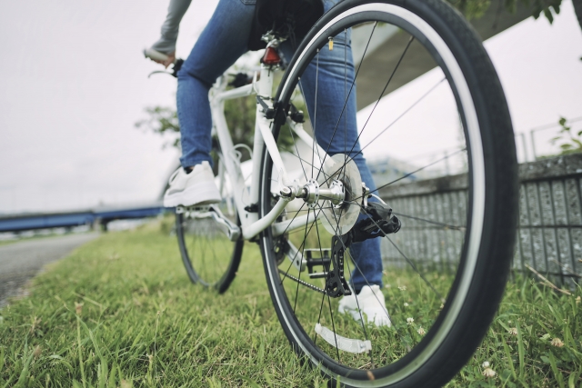 クロスバイクに乗っている女性