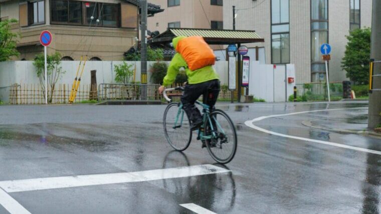 自転車 通勤 雨 の 日 どうして る