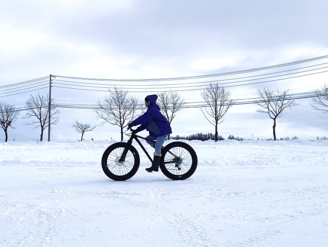 雪上を走る自転車