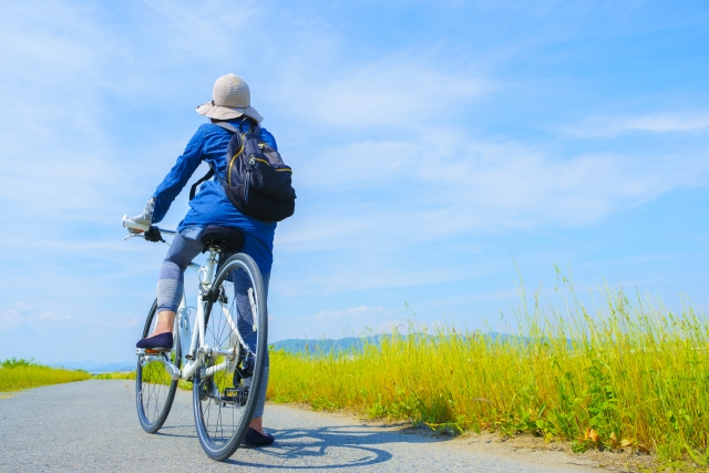 サイクリングする女性