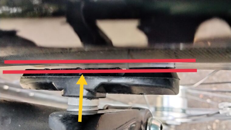 ブレーキシューを挟んで固定すると自然に平行