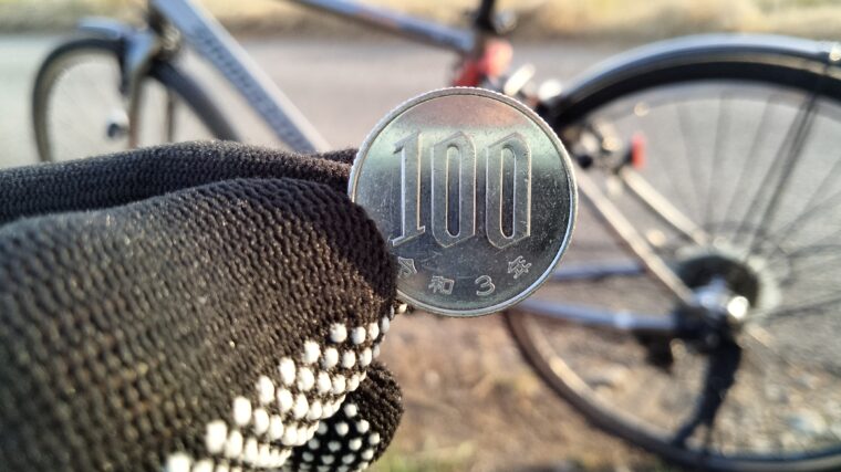 100円と自転車