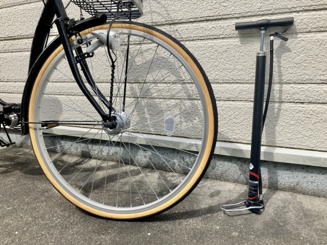 自転車のタイヤの空気を入れる