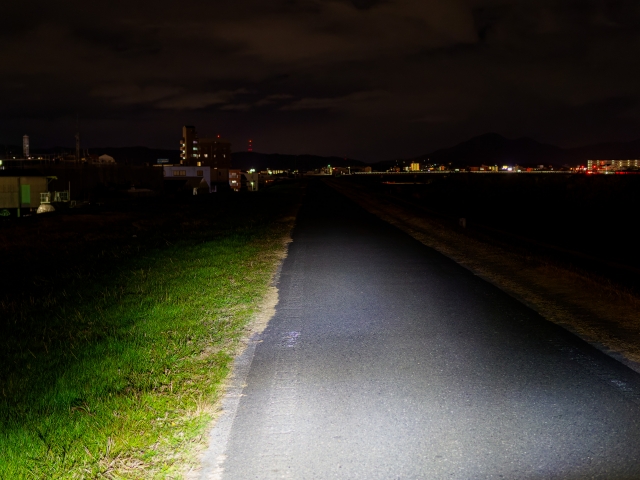 夜間のサイクリングロードを照らす
