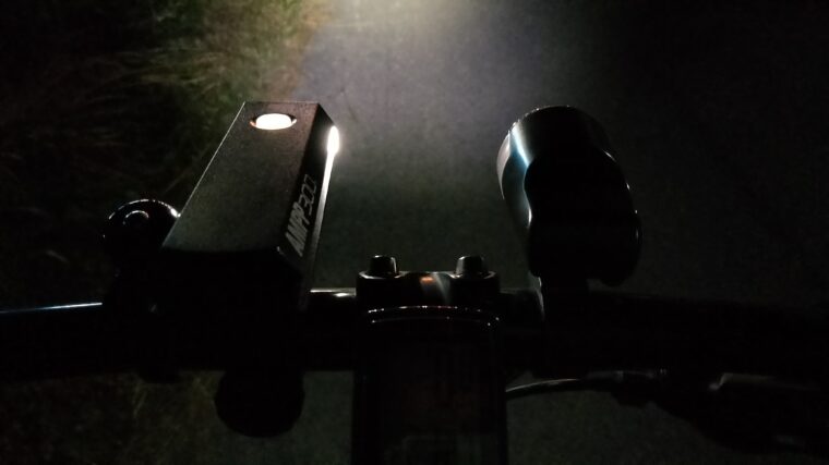夜間前方をライトで照らす自転車