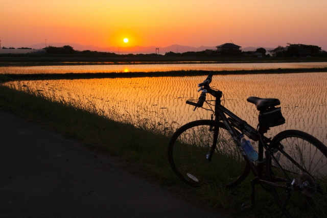 夕暮れのクロスバイク