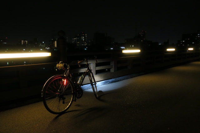 夜間テールライトを点灯した自転車