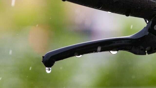 自転車のハンドルに雨
