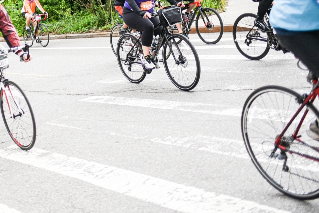 路上を走る複数の自転車