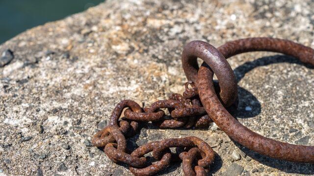 海辺にある船用の錆びた鎖