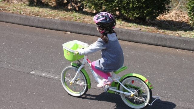 ヘルメットを被って自転車に乗った女の子