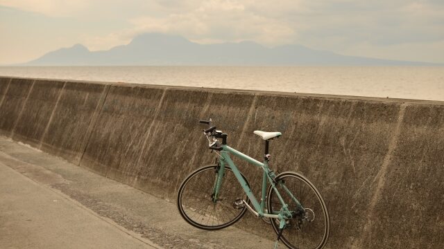 堤防沿いにクロスバイクを停める