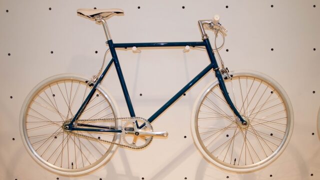 壁に飾った自転車