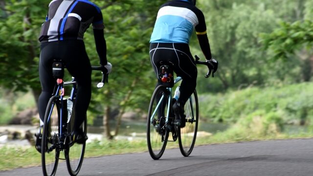 ロードバイクで走る男性２人