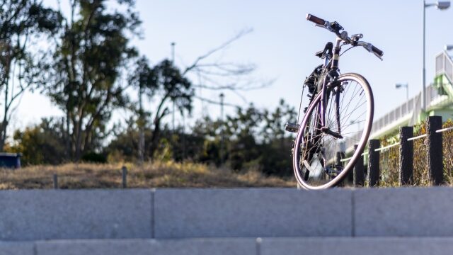 クロスバイクを斜め下から撮影