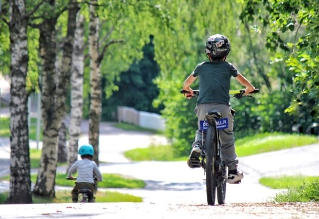 自転車を楽しむ兄弟