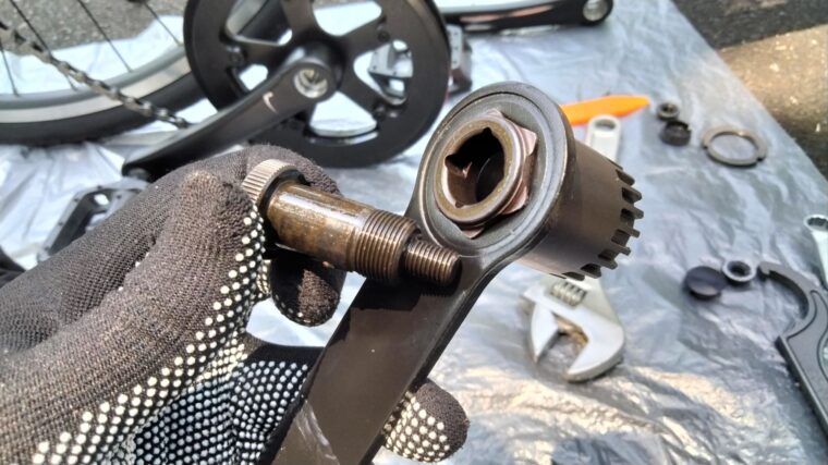 柄の付いたBB外し工具の部品を外す