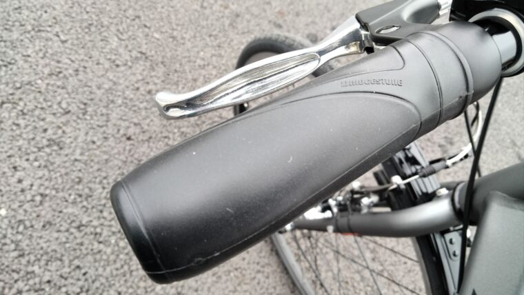 TB1のハンドルグリップ