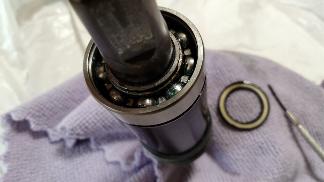 TB1のBBシール面を剥がした様子