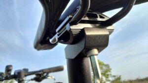 triwonderシートポストを下から撮影