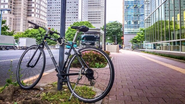 オフィス街とクロスバイク